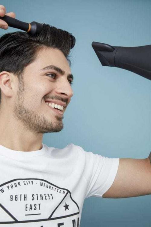 Как уложить волосы мужчине. Как укладывать волосы феном мужчине: видеоурок