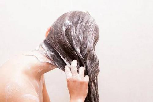 Как правильно мыть голову и выбрать подходящий шампунь. Как правильно мыть голову: правила