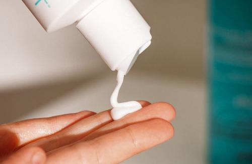 Удобные и стильные прически для подростков с большими волосами 01