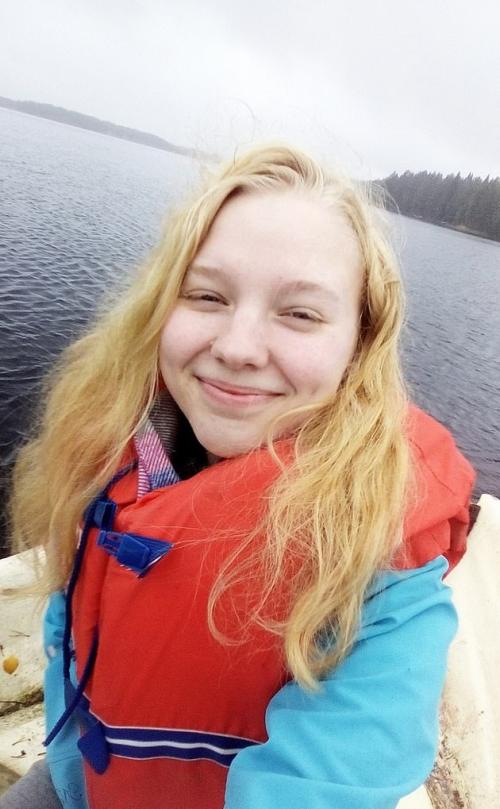 Девушка не моет голову. Девушка два года не мыла голову шампунем, и вот, как это сказалось на её волосах