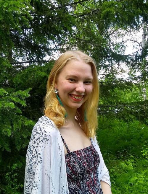 Девушка не моет голову. Девушка два года не мыла голову шампунем, и вот, как это сказалось на её волосах