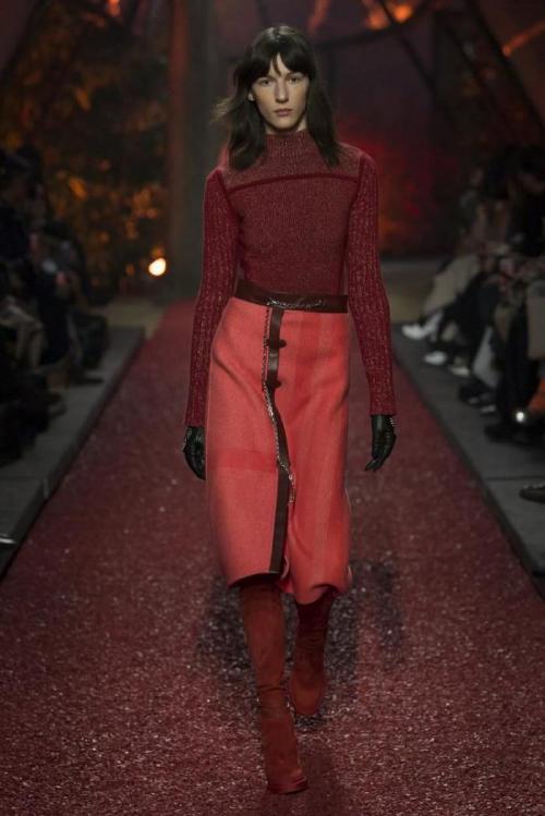 Можно ли носить короткую красную юбку зимой, и с чем. С чем зимой носить красную прямую юбку миди