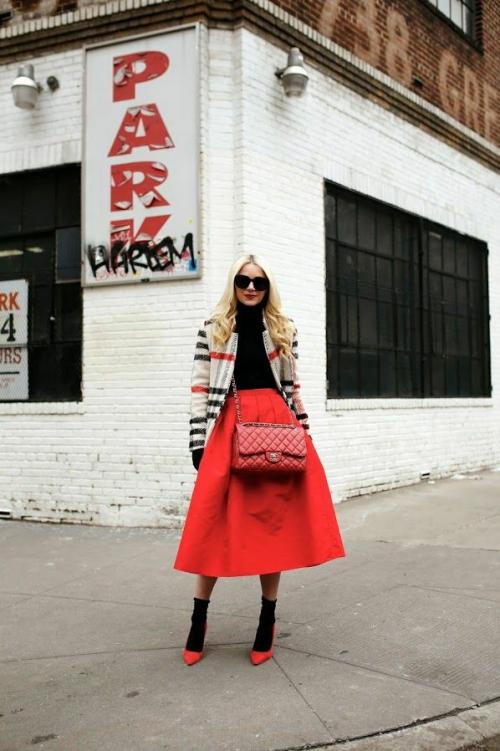 Короткая красная юбка: с чем ее носить для разных случаев 01