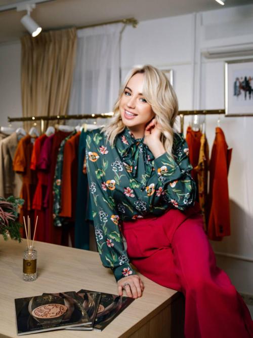 Стильно и прохладно: как носить красную юбку с белой блузкой в жару 18