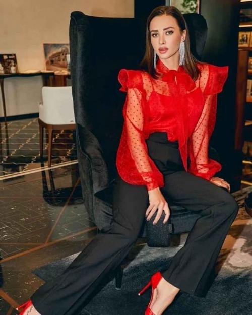 Какие аксессуары идеально дополняют красную блузку. С чем носить красную блузку этой весной, чтобы создать стильный образ