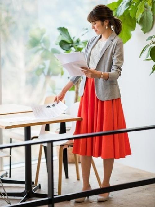 Советы по стилю: как носить красную юбку с белой блузкой в теплую погоду 11