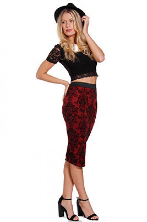 Элегантность и стиль: как красная юбка-карандаш завоевала модный мир 09