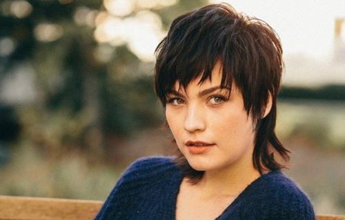 Стрижки на средние волосы с челкой 2022. Модные женские стрижки на средние волосы 2022 года и 80 фото для вдохновения