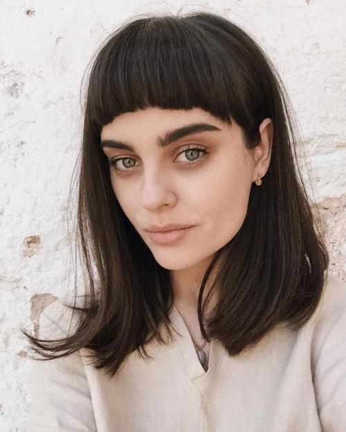 Стрижка на средние волосы с челкой. Модные тенденции челок на средние волосы в 2022 году