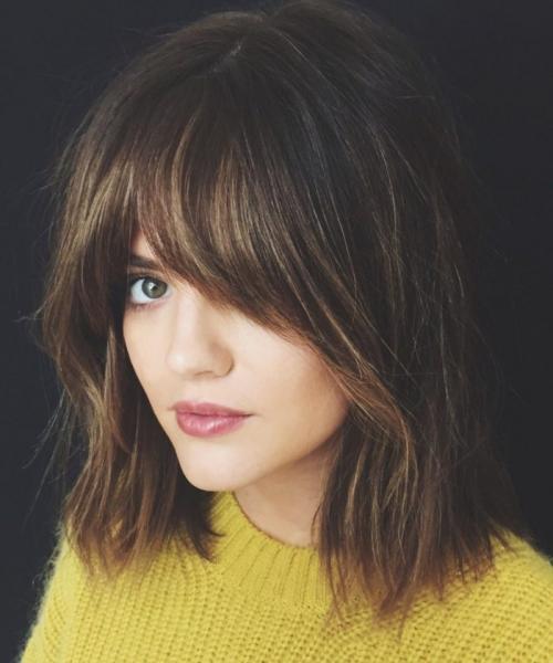 Модные стрижки 2022 женские с челкой. Модные тенденции стрижек с челкой на средние волосы 2022 года с фото