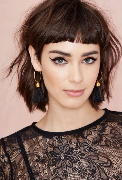 Стрижка на средние волосы с челкой. Модные тенденции челок на средние волосы в 2022 году