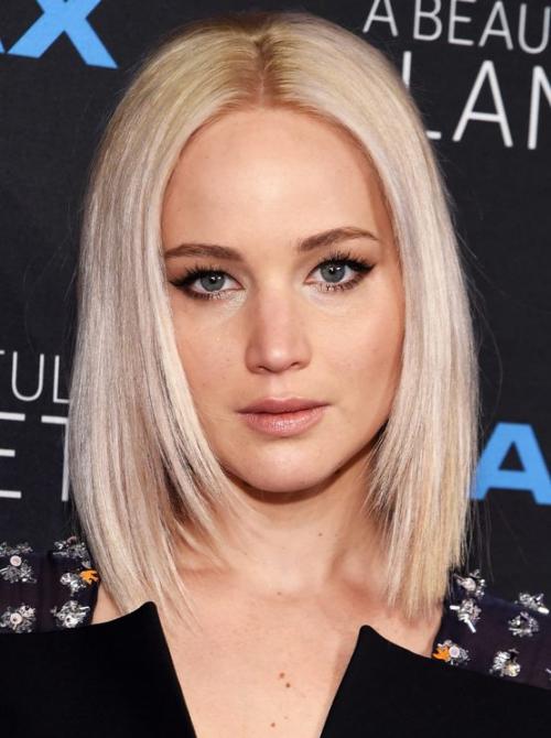 Модные женские стрижки на средние волосы 2022 с челкой и без. Модные тенденции стрижек с челкой на средние волосы 2022 года с фото 14