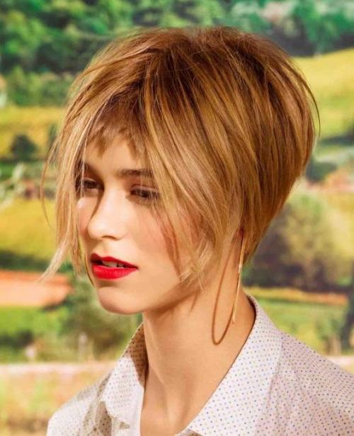 Модные женские стрижки на средние волосы 2022 с челкой и без. Модные тенденции стрижек с челкой на средние волосы 2022 года с фото 16