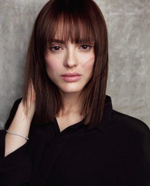 Модные женские стрижки на средние волосы 2022 с челкой и без. Модные тенденции стрижек с челкой на средние волосы 2022 года с фото