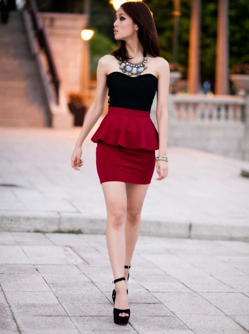 Могу ли я носить блузку с узором с однотонной красной юбкой. Модные модели