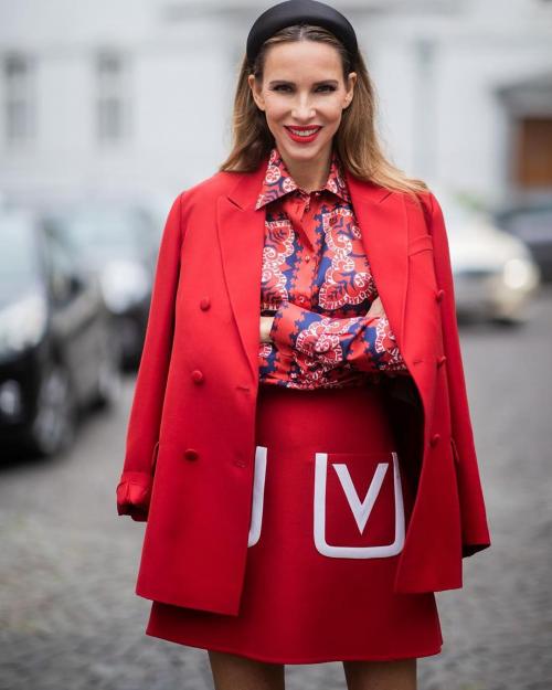 Какие стили блузок подходят для делового наряда с красной юбкой. С чем носить красную юбку в 2025 году: 70+ привлекательных и ярких идей