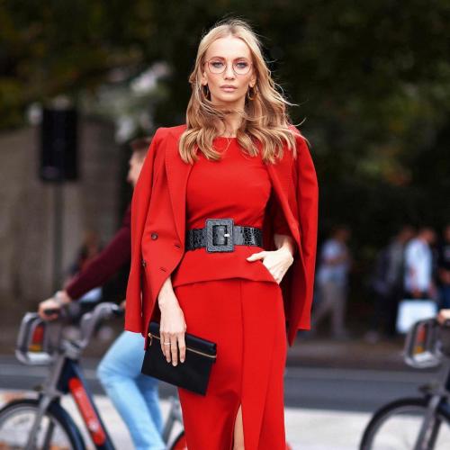 Можно ли носить красную юбку со складками с черной блузкой на формальное мероприятие. С чем носить красную юбку в 2025 году: 70+ привлекательных и ярких идей