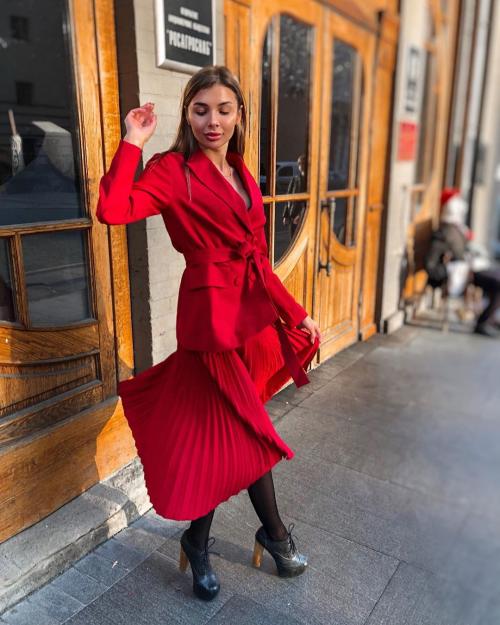 Можно ли носить красную юбку со складками с черной блузкой на формальное мероприятие. С чем носить красную юбку в 2025 году: 70+ привлекательных и ярких идей