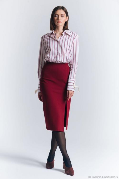 Можно ли носить красную юбку с полосатой рубашкой, и если да то как. С чем носить женскую полосатую рубашку