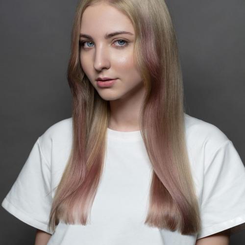 Розовые пряди на блонде. Кому идет такое окрашивание?