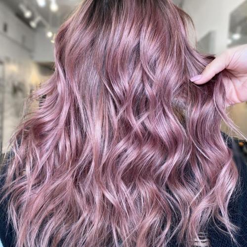 Розовые пряди на блонде. Кому идет такое окрашивание?