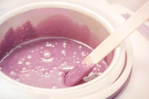 Воск для депиляции бикини. Домашняя и салонная депиляция воском: что выбрать