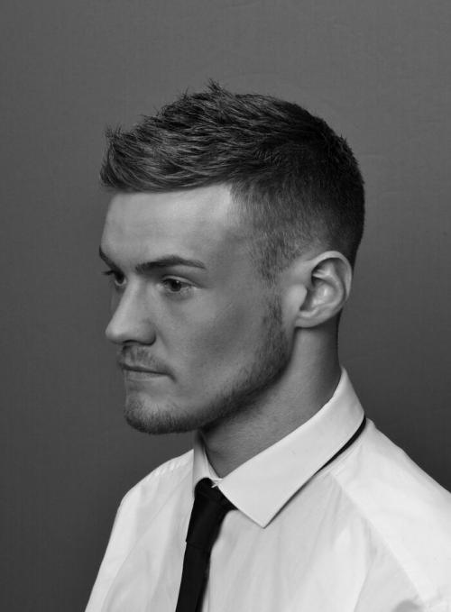 Как подстричься самому машинкой полубокс. Модная мужская стрижка полубокс в 2022 году – техника выполнения пошагово и варианты укладки