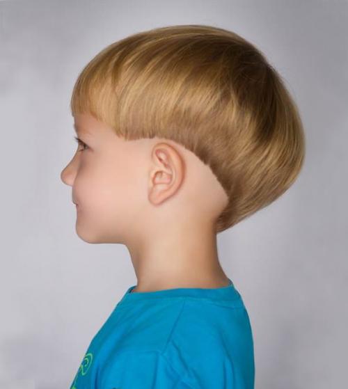 Стрижка мальчика машинкой пошагово. Модельные стрижки для мальчиков машинкой дома своими руками