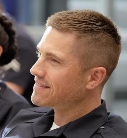 Как стричь машинкой в домашних условиях пошаговая инструкция. Как сделать машинную стрижку дома 02 Как стричь машинкой в домашних условиях пошаговая инструкция. Как сделать машинную стрижку дома 02