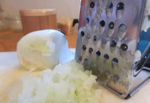 Можно ли использовать сырой лук для маски, или его нужно обрабатывать. Применение в чистом виде — 3 способа