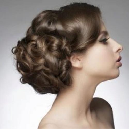 Укладка волос средней длины своими руками. Быстрые и красивые пучки 02