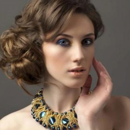 Укладка волос средней длины своими руками. Быстрые и красивые пучки 01