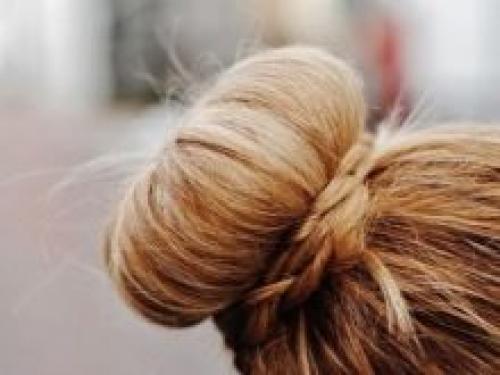 Укладка волос средней длины своими руками. Быстрые и красивые пучки 03