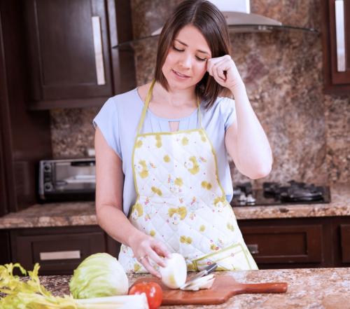 Кто использует луковые маски для волос? Узнайте, кто ставит на натуральную красоту 01