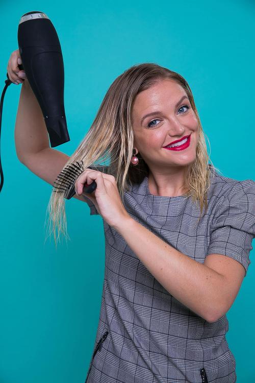 Укладка волос феном. Как правильно укладывать волосы феном: все секреты и видео