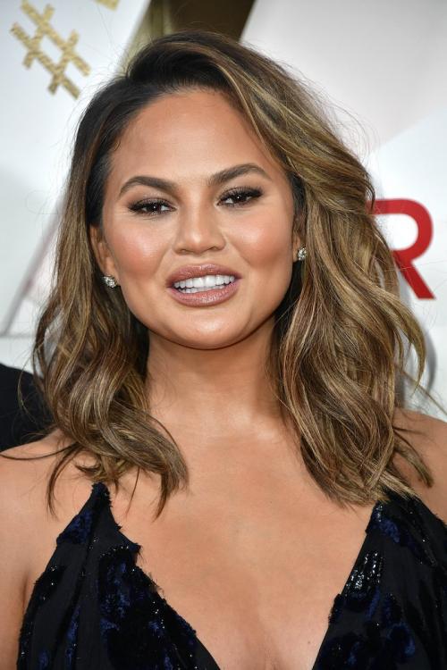 Как правильно укладывать волосы утюжком. Укладка волос утюжком: 5 способов