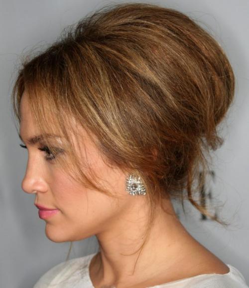 Прическа с начесом и прямыми волосами. Прическа с начесом: варианты создания. Начес на макушке, начес с высоким пучком, хвост с начесом. Пошаговая инструкция с фото, как сделать прическу в домашних условиях