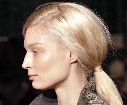 Прическа с начесом и прямыми волосами. Прическа с начесом: варианты создания. Начес на макушке, начес с высоким пучком, хвост с начесом. Пошаговая инструкция с фото, как сделать прическу в домашних условиях