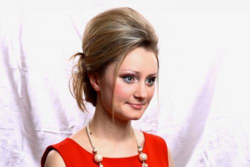 Прическа с начесом и прямыми волосами. Прическа с начесом: варианты создания. Начес на макушке, начес с высоким пучком, хвост с начесом. Пошаговая инструкция с фото, как сделать прическу в домашних условиях