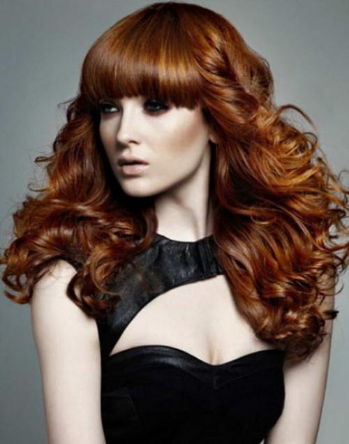 Как уложить волосы средней длины с челкой. Прическа на средние волосы с челкой. Стильные варианты укладок с фото