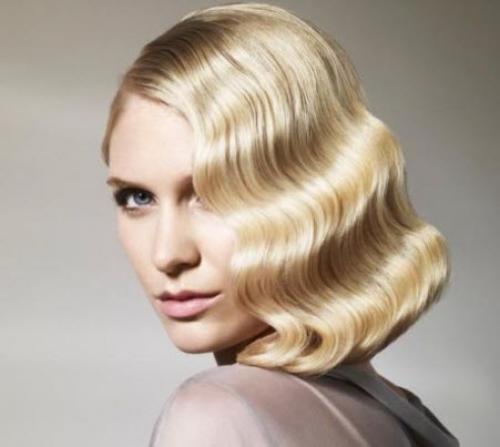 Как уложить волосы средней длины с челкой. Прическа на средние волосы с челкой. Стильные варианты укладок с фото