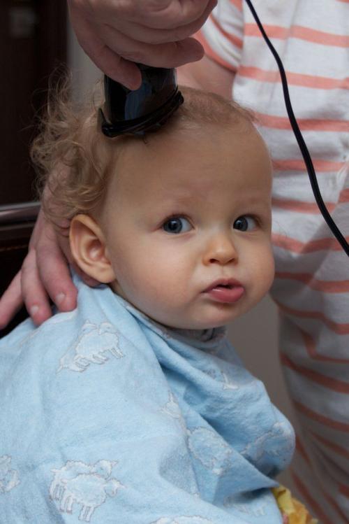 Как подстричь мальчика машинкой без ножниц. Модельные стрижки для мальчиков машинкой дома своими руками