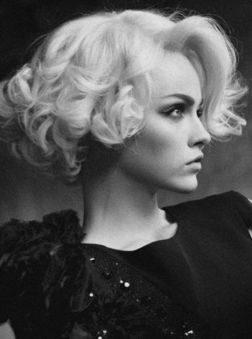 Как уложить волосы средней длины с челкой. Прическа на средние волосы с челкой. Стильные варианты укладок с фото