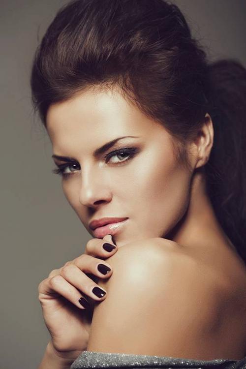 Как уложить волосы у лица. Как красиво и правильно уложить длинную челку?