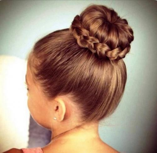 Простые причёски для девочек 2 лет. Красивые, модные и простые прически для маленьких принцесс: на каждый день, в садик, в школу, на праздники 06