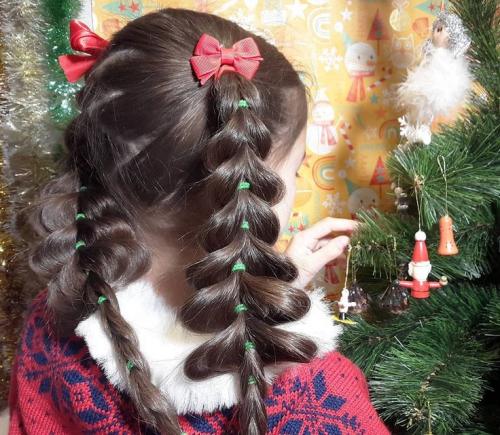 Прически девочке на новый год 2 года. Новогодние прически для девочек