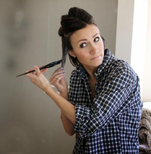 Цветные пряди на темных волосах каре. Особенности