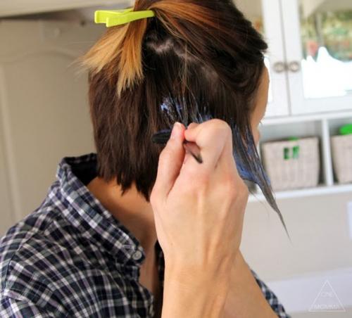 Цветные пряди на темных волосах каре. Особенности