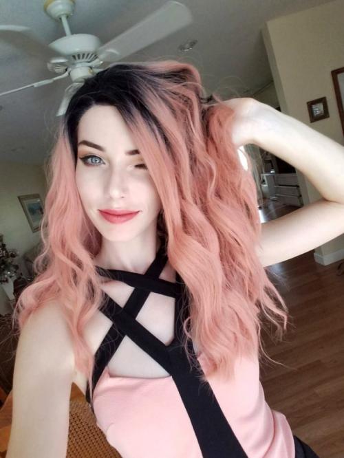 Как носить розовые волосы.