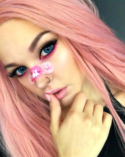 Как носить розовые волосы.